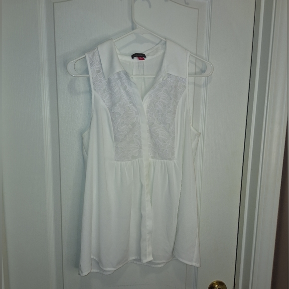 NWOT/ VINCE CAMUTO / WHITE/ MEDIUM/ SLEEVELESS BLOUSE WITH LACE DESIGN - Picture 1 of 10